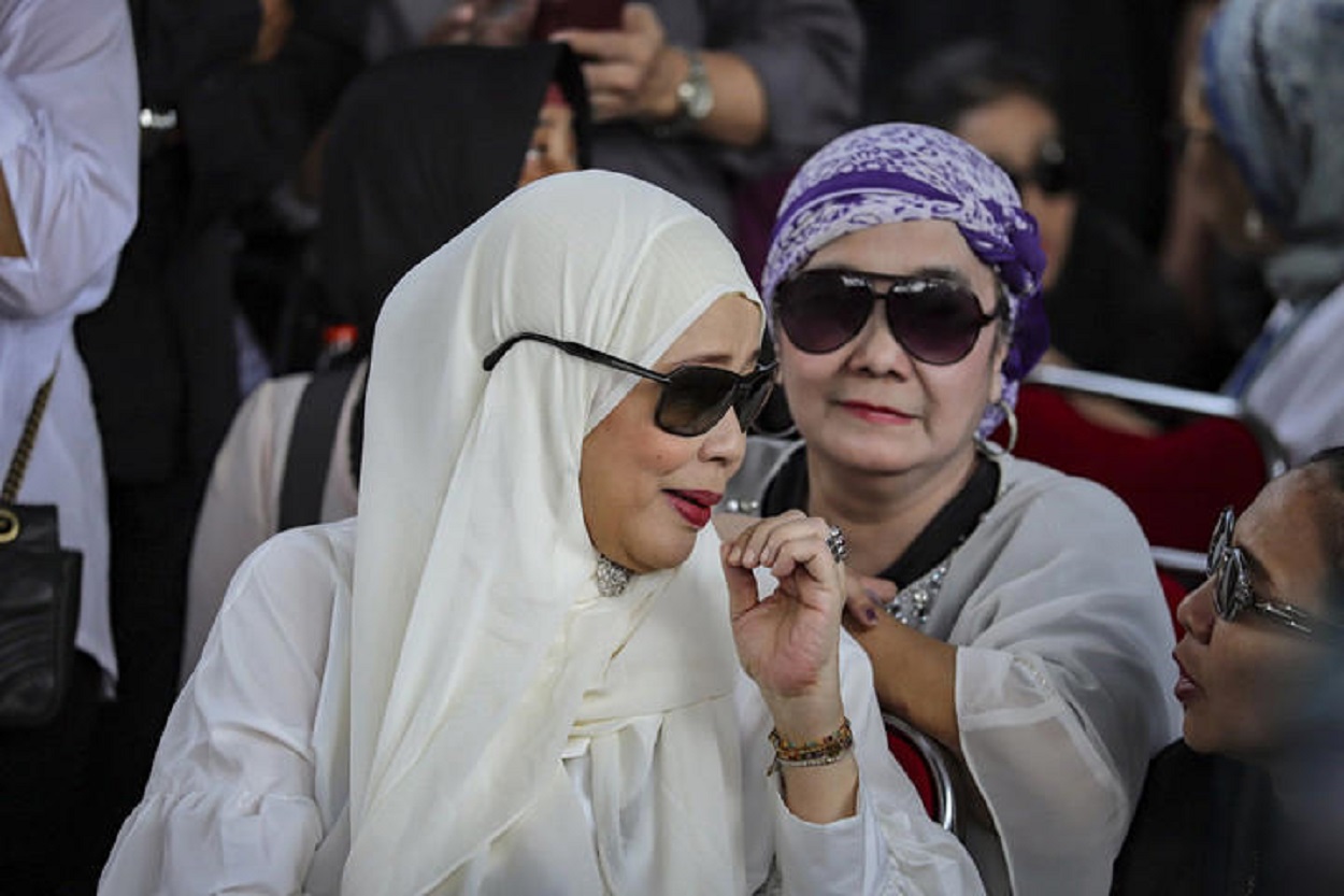 Dewi Yull Tak Mau Operasi Lasik, Demi Bantu Anak Percaya Diri Pakai Alat Bantu Dengar!