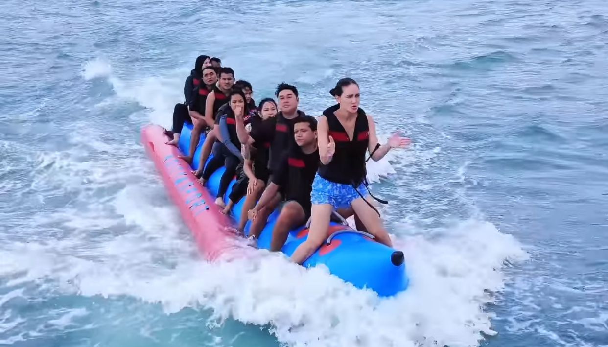 Ikut Tren Viral, Luna Maya Joget ala Penari Cilik Pacu Jalur di Atas Banana Boat