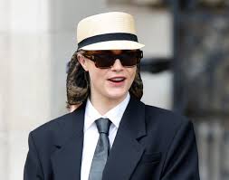 Nggak Terduga! Cara Delevingne Pakai Hairnet ala Era 1920-an di Pernikahan Mel B