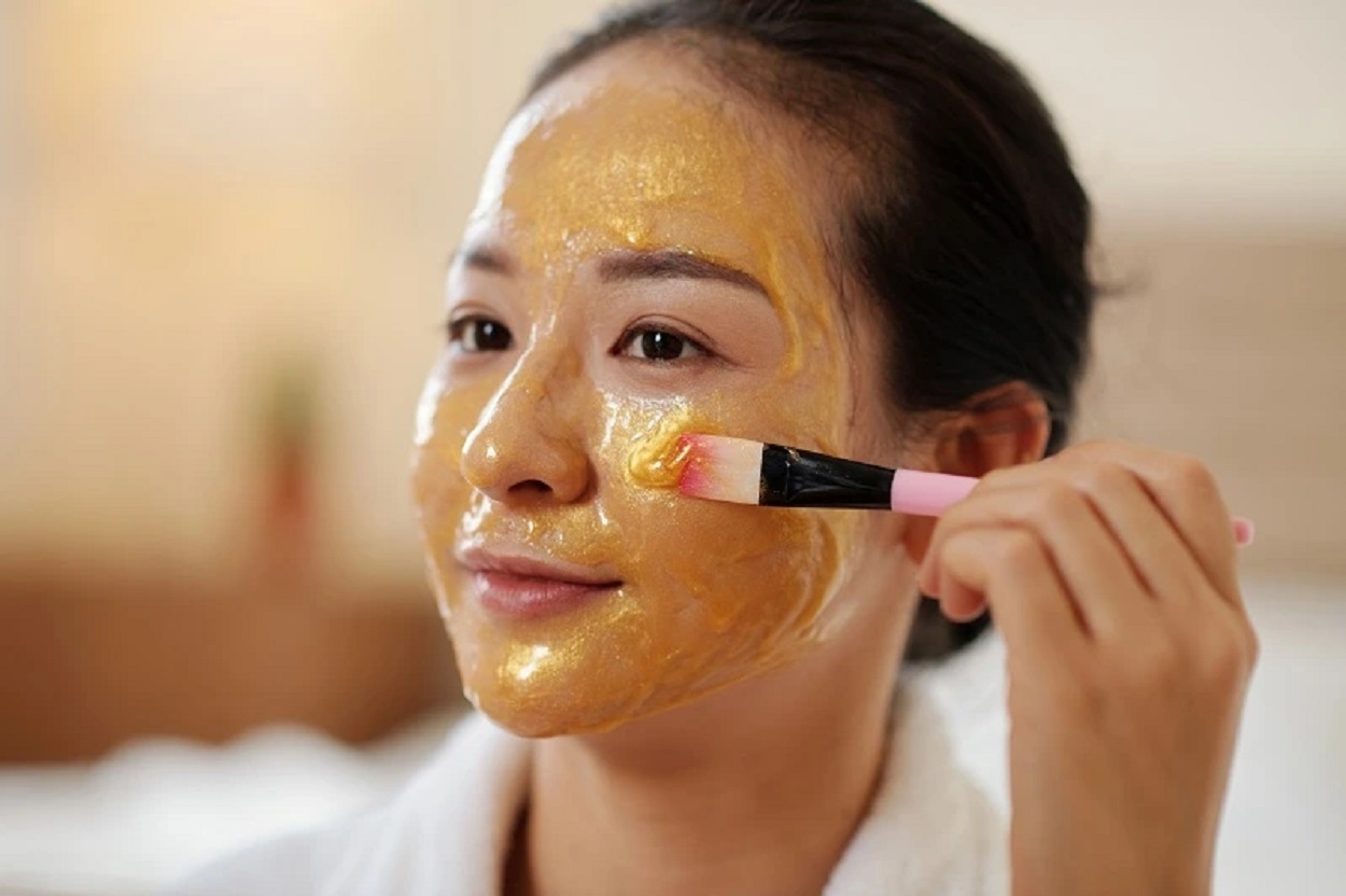 Cuma Dioles 20 Menit, Madu Bisa Bikin Wajah Glowing dan Bebas Jerawat