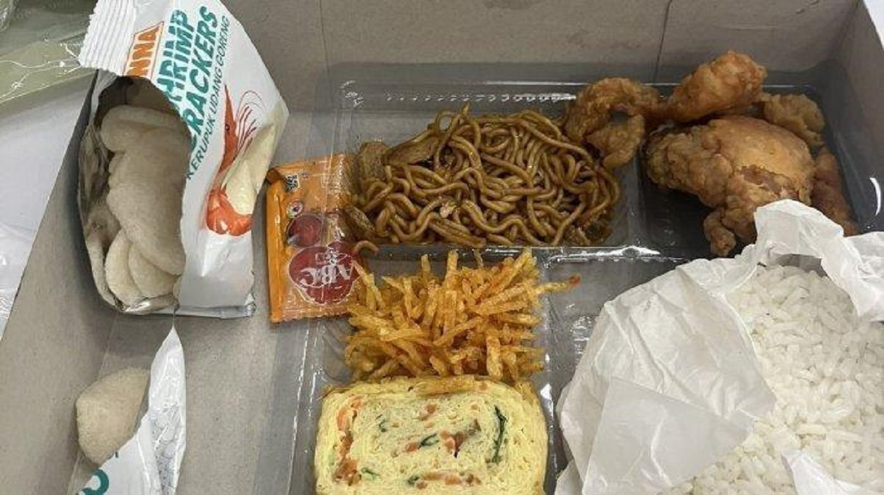 Bukan Gol, Tapi Nasi Kotak! Jurnalis Inggris Terkesan Berat dengan Makanan di Piala Presiden