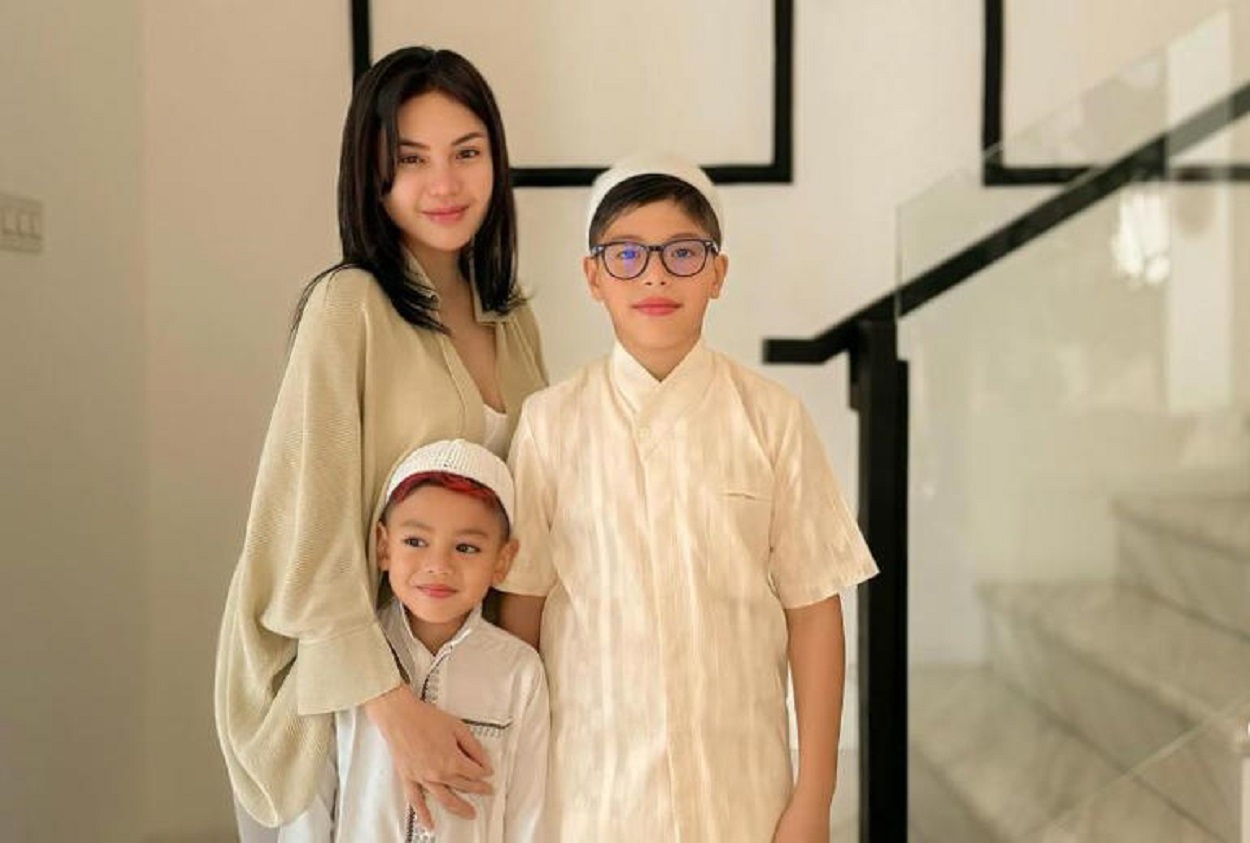 Ditinggal di Balik Jeruji, Anak Nikita Mirzani Rayakan Kelulusan dengan Senyuman