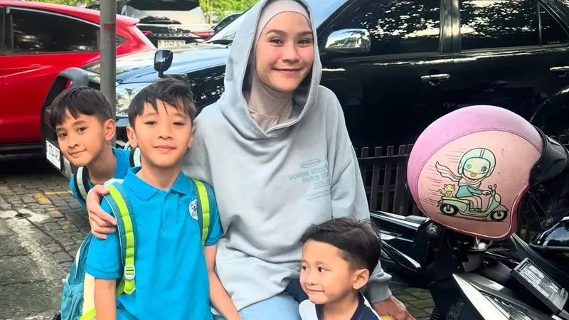 Zaskia Adya Mecca Antar Anak Sekolah Naik Motor, Pakai Helm Pink dan Hoodie Oversize!