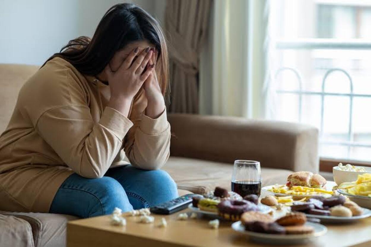Sering Ngemil Saat Stres? Waspadai Emotional Eating yang Bisa Bikin Berat Badan Naik Diam-Diam!