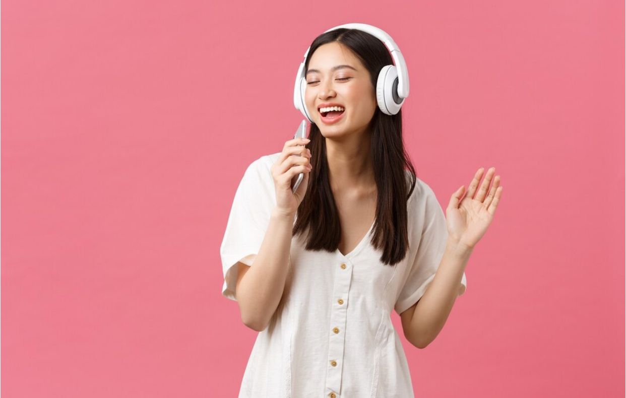 Sering Gunakan Headset Lebih dari Satu Jam Sehari? Kenali Risiko Gangguan Pendengaran dan Tips Penggunaan yang Aman