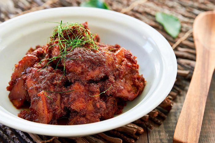 Rendang Versi Cepat dan Praktis? Coba Pakai Ayam, Rasanya Nggak Kalah dari Daging Sapi!