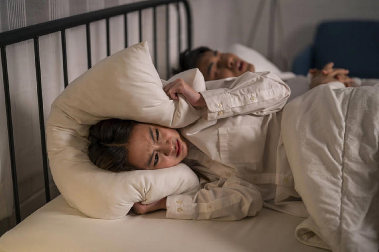 Pasangan Sering Ngorok? Mungkin Kamu Butuh 'Sleep Divorce' Biar Hidup Lebih Damai