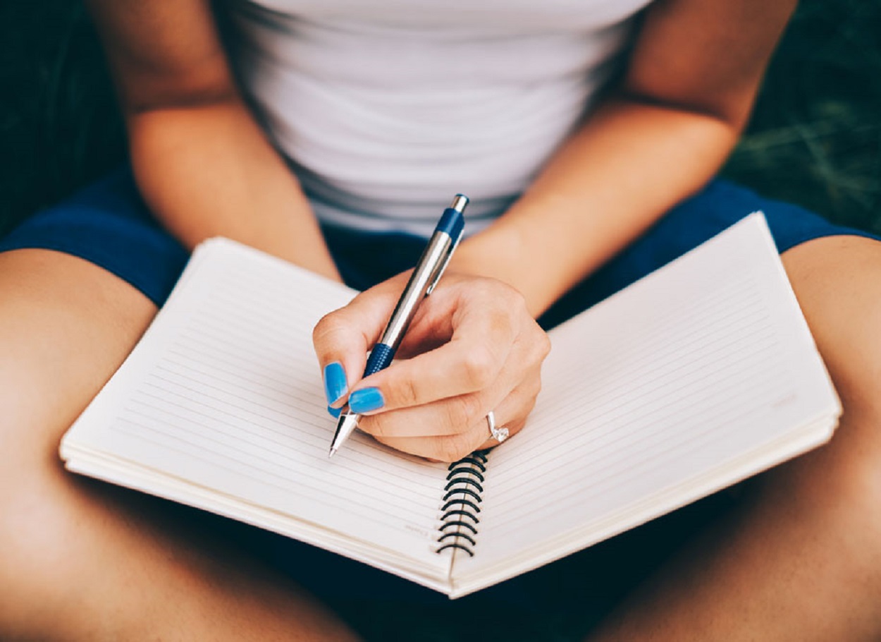 Rahasia Sembuh dari Stres Cuma Pakai Pulpen dan Kertas? Ini Alasannya Kamu Harus Journaling