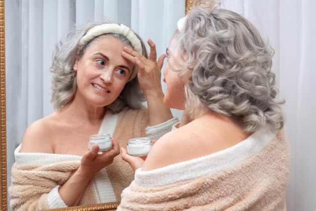 Kulit Sehat di Setiap Usia! Skincare Terbaik untuk Wanita 20an hingga 50an, Rekomendasi Pakar