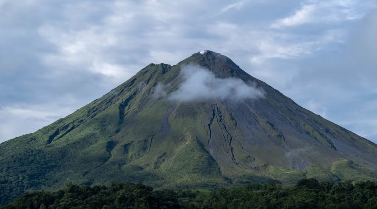 Turis Asal Swiss Terjatuh di Gunung Rinjani Saat Turun ke Segara Anak, Alami Cedera Serius