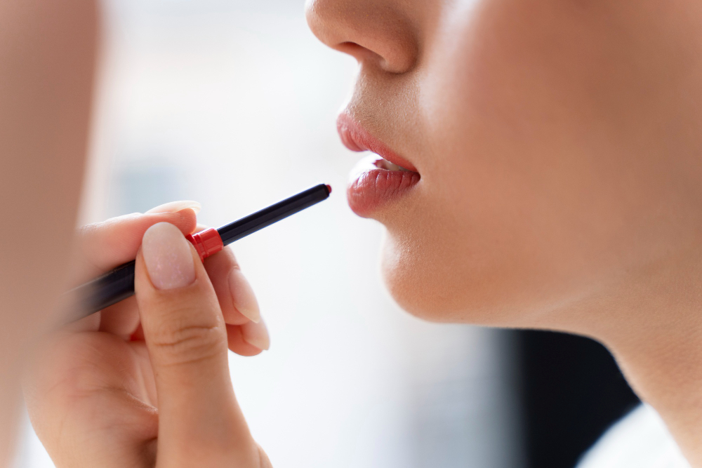 Cewek Pintar Gak Pakai Lip Liner Lagi, Trik Nakal No Liner Lip Bikin Bibir Makin Menggoda!