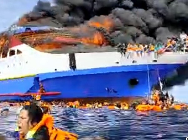 Horor Tragedi KM Barcelona Terbakar! Ibu Hamil Tewas, Penumpang Lompat ke Laut, Rombongan Polisi Jadi Korban!