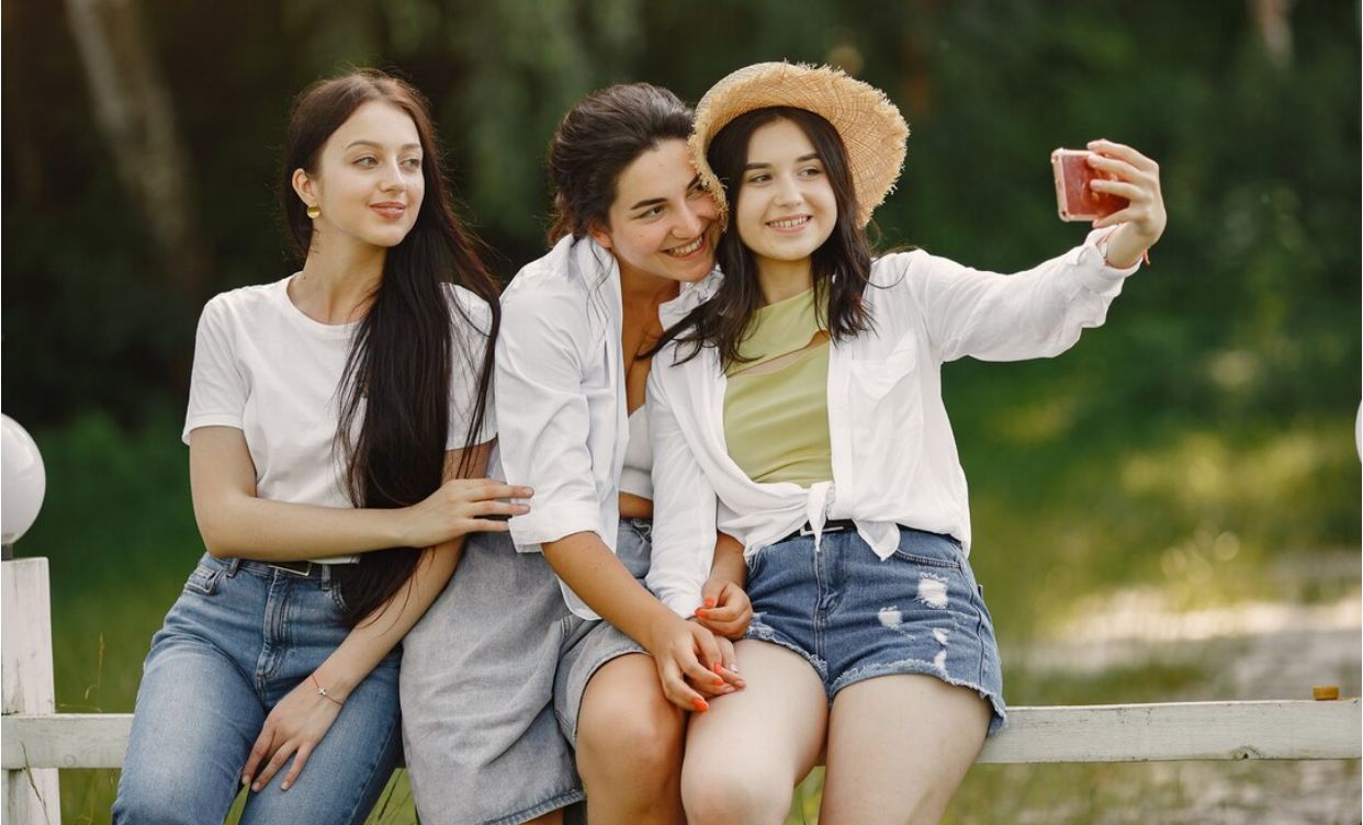 Bukan Sekadar Teman Curhat, Persahabatan Sesama Perempuan Ternyata Bisa Panjangkan Umur!