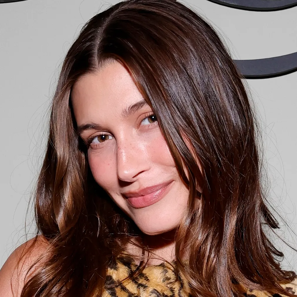 Cerita Hailey Bieber Kulitnya Meradang Saat Stres, 5 Rangkaian Skincare Minimalis ini Penyelamatnya!