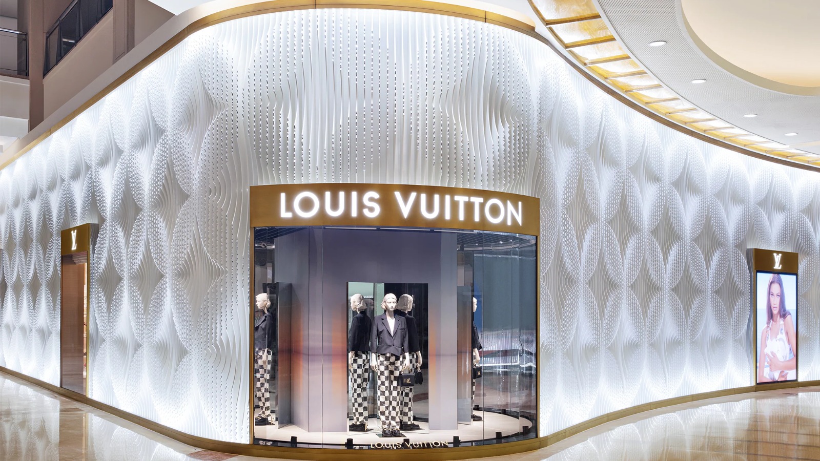 Balas Dendam! Wanita Asal China Bikin Pegawai Louis Vuitton Merana: Suruh Hitung Uang Rp 71 Juta Cash, Lalu Pergi Tanpa Belanja!