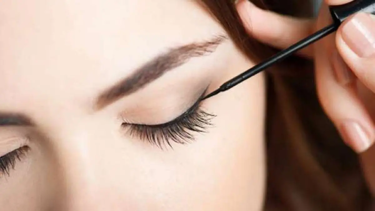 Bukan Pakai Sendok, Ini Beauty Hack Pakai Eyeliner Anti Meleber