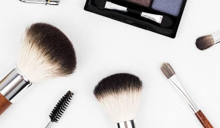 Jadi Sarang Kuman, Ini Cara Bersihkan Brush Makeup Tanpa Bikin Rusak