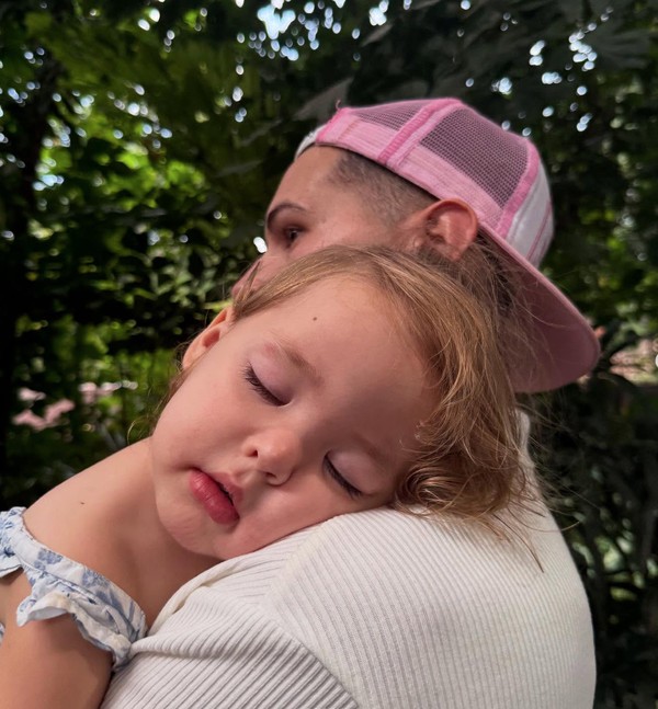 Bak Anak Sendiri, Begini Momen Kedekatan Justin Hubner dan Kamari Saat Liburan ke Paris