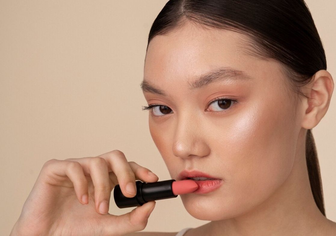 Anti Tua Tua Club! 4 Warna Lipstik Ini Bikin Tampilan Awet Muda, Plus Rekomendasi Produk Lokalnya