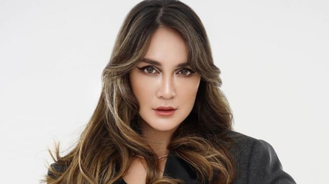 Bukan Skincare Mahal, Ini Ramuan Sakti yang Bikin Luna Maya Tetap Awet Muda Meski Usia 40an!