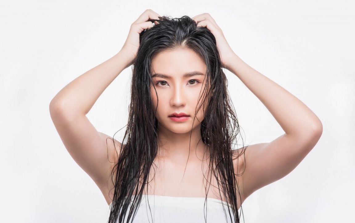 Sering Tidur dengan Rambut Basah? Awas Ketombe dan Rambut Rontok Mengintai!