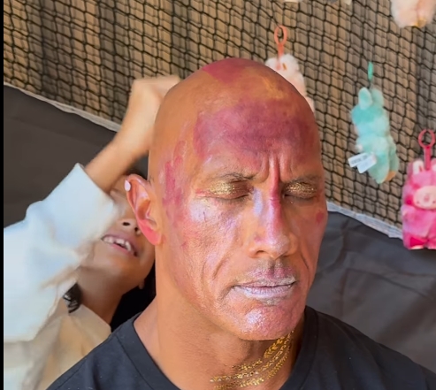 Tak Lagi Sangar, Kocaknya The Rock Pasrah Didandani Sang Buah Hati