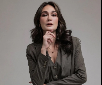 Sobek Bukan Sembarang Sobek, Segini Harga Jeans Koyak yang Dikenakan Luna Maya