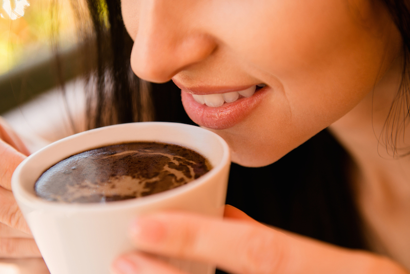 Tanpa Ribet! Intip Tips Ampuh Putihkan Gigi Kuning Bagi Pecinta Kopi Dengan Bahan Alami
