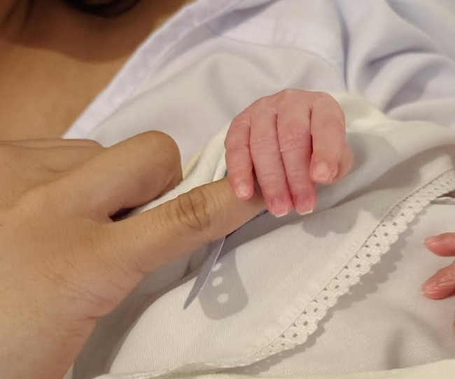 Telah Lahiran, Erika Carlina Unggah Perdana Foto Baby Andrew Raxy Neil