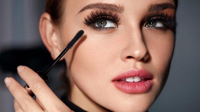 Tips Pakai Maskara Anti Bleber, Cocok Bagi Pemula