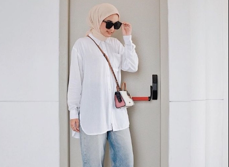 Tampil Modis dengan Mix and Match Tunik Kemeja dan Straight Pants untuk Hijaber