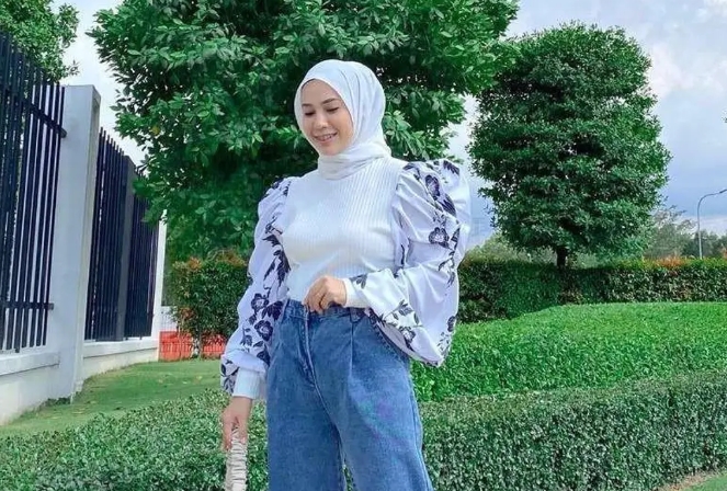 Simpel Tapi Elegan! Max and Match Blouse Puff Sleeve dan High Waist Tapered Pants untuk Hijaber