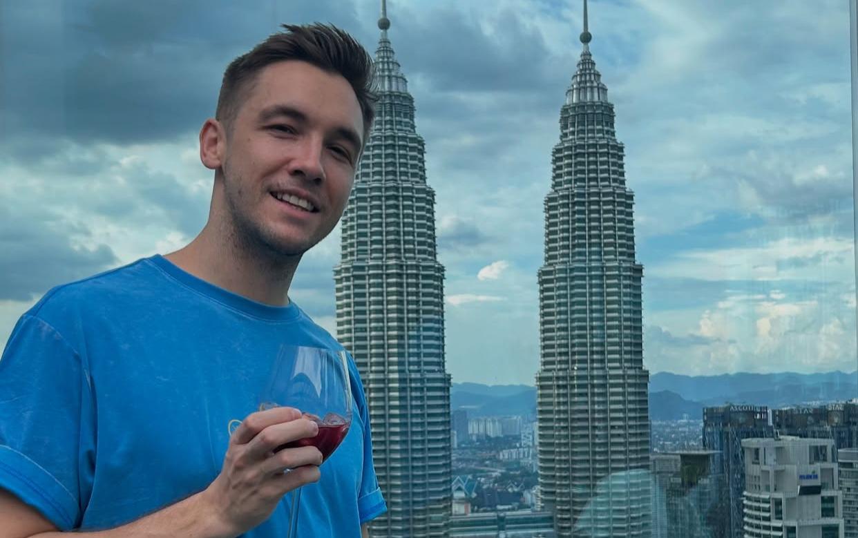 Sebut Batik Asal Malaysia Saat Promosi Film Fantastic Four, Host Mark O Dea Diserbu Netizen Indonesia