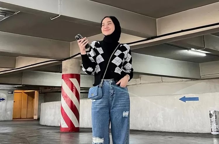 Mix and Match Sweater Rajut Crop dan High Waist Kulot untuk Hijaber, Simpel Tapi Trendy
