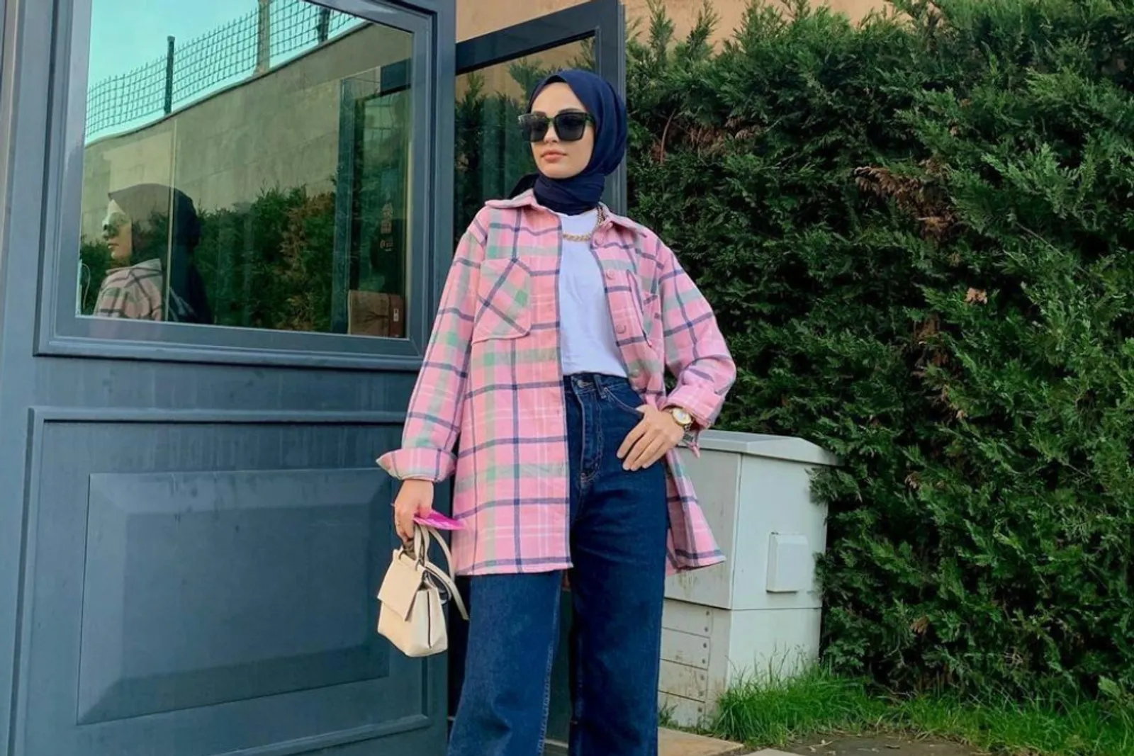 Tampil Stylish dan Nyaman dengan Kemeja Flanel-Celana Cargo Untuk Hijaber!