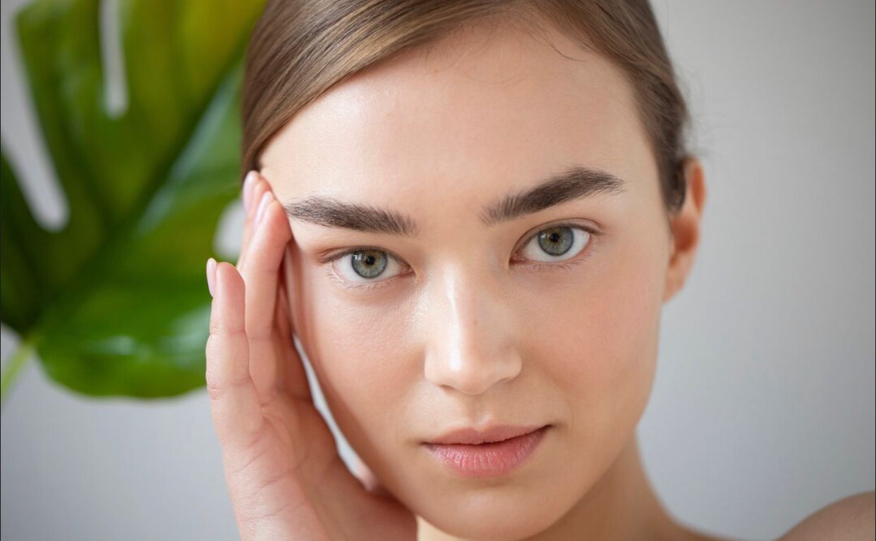 Tanpa Pensil Alis! 5 Cara Alami Menebalkan Alis agar Wajah Terlihat Lebih Tegas dan Natural