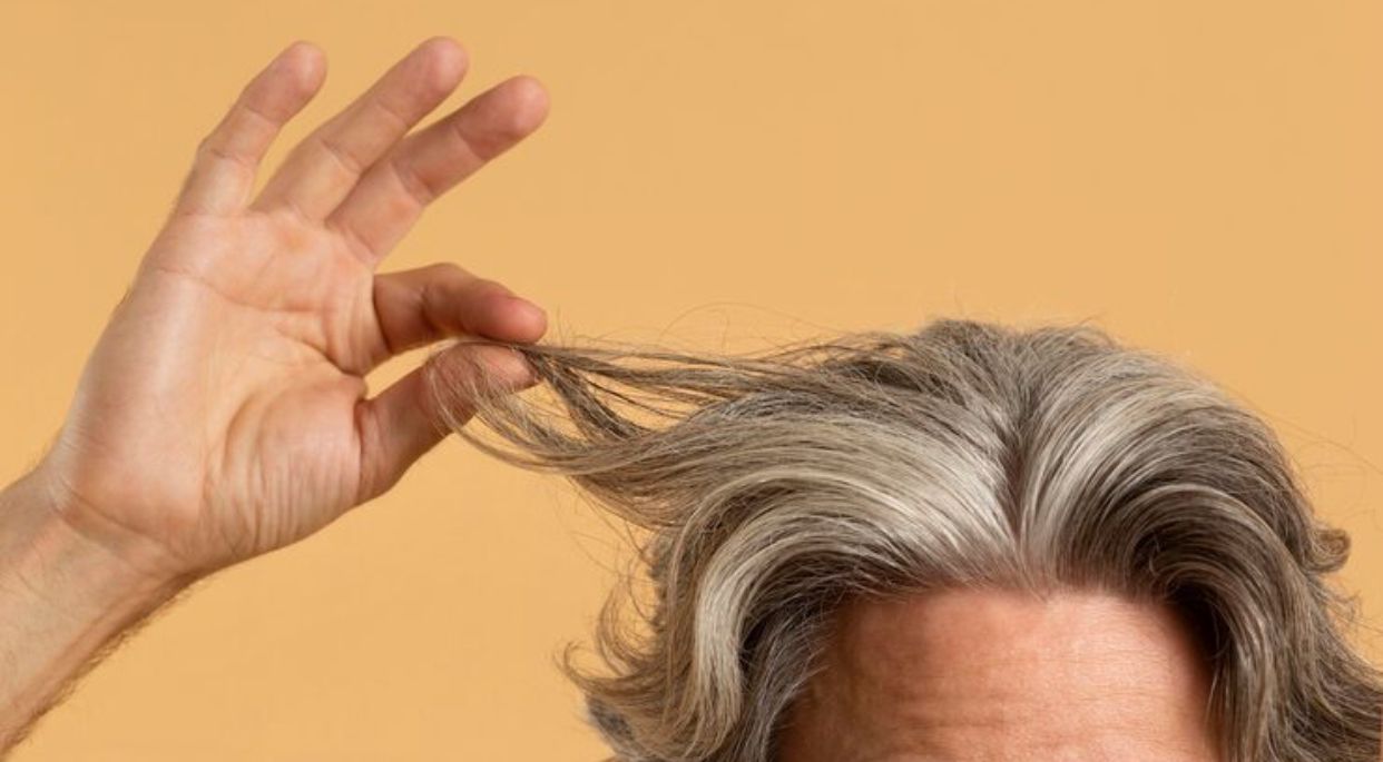Tinggalkan Cat Rambut! Ini Cara Atasi Uban Secara Alami dengan Teh yang Bisa Kamu Buat di Rumah