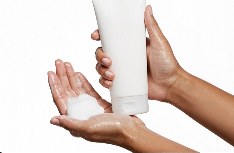 Tips Memilih Facial Foam Untuk Kulit Berminyak, Hindari Bahan Ini