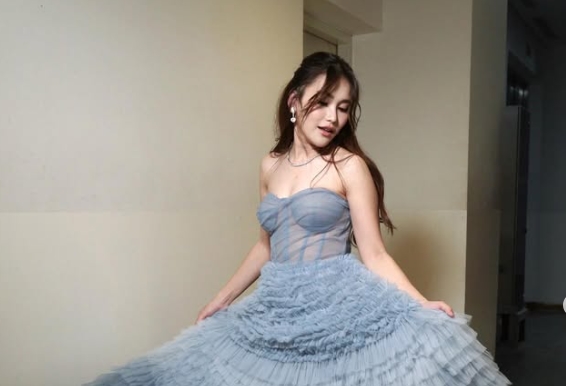 Takjub Kecantikan Ayu Ting Ting di Dunia Nyata, Ekspresi Ibu Ini Disorot