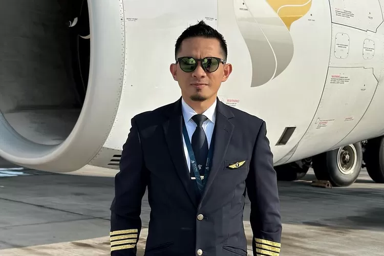 Kisah Inspiratif Ex Pilot Garuda, Hempas Gaji Ratusan Juta Karena Enggan Salaman Dengan Lawan Jenis!