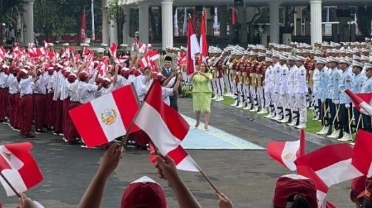 Gemas! Presiden Peru Tebar Love Sign di Istana Merdeka, Prabowo Cuma Senyum Manis Anak SD Histeris!