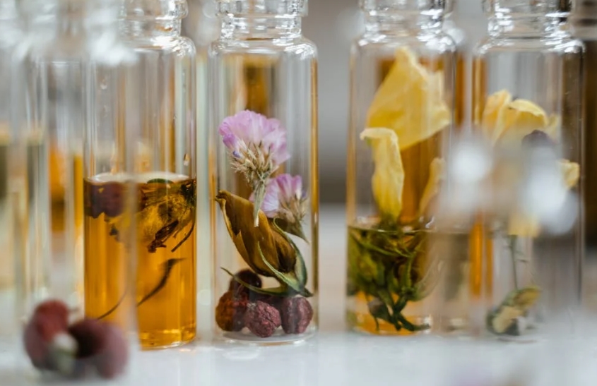Cara Memilih Wangi Parfum yang Tepat untuk Zodiak Gemini, Si Penuh Energi!