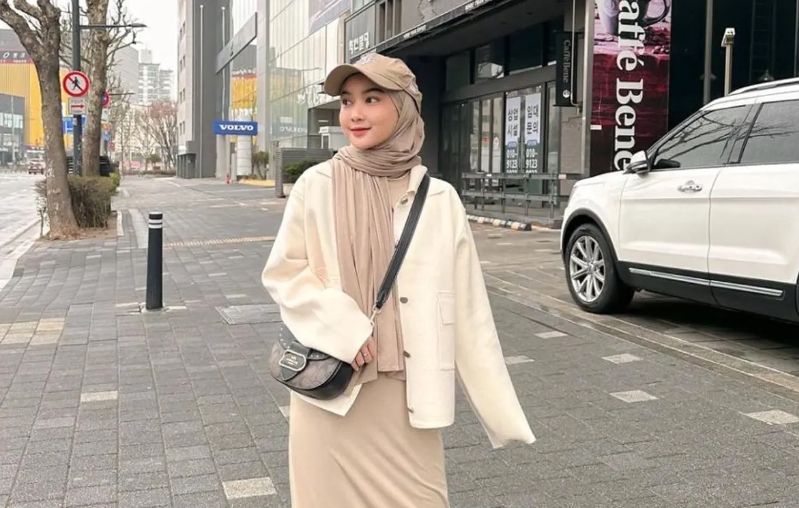 Mix and Match Outfit dengan Pashmina Kaos untuk Street Style Look, Hijabers Mesti Coba!