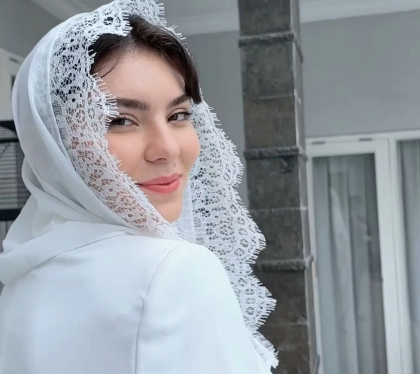 Ditengah Isu Kawin Kontrak, Inilah Sosok Sarah Maria Istri dr Oky yang Curi Perhatian!