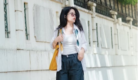 Mix and Match Kemeja Polos + Jeans: Rahasia Look Mewah Tanpa Dompet Jebol!