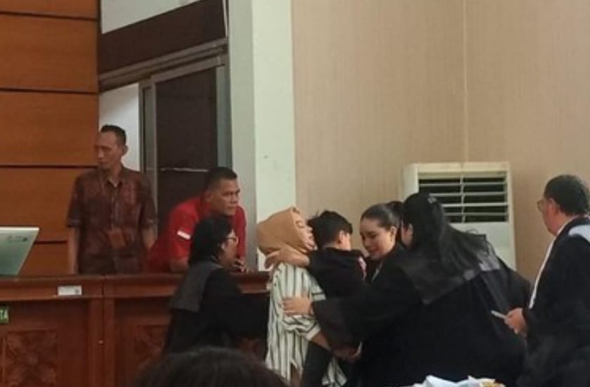 Titip Arkana dan Azka, Ini Tangisan ART Nikita Mirzani Saat Sidang yang Memohon ke Hakim: Bebaskan Demi Anak Anaknya!