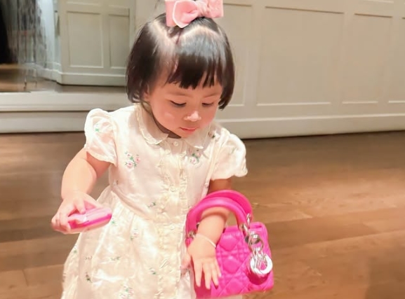 Serba Branded Kaya Nagita Slavina, Lily Terciduk Pakai Tas Dior Rp71 Juta!