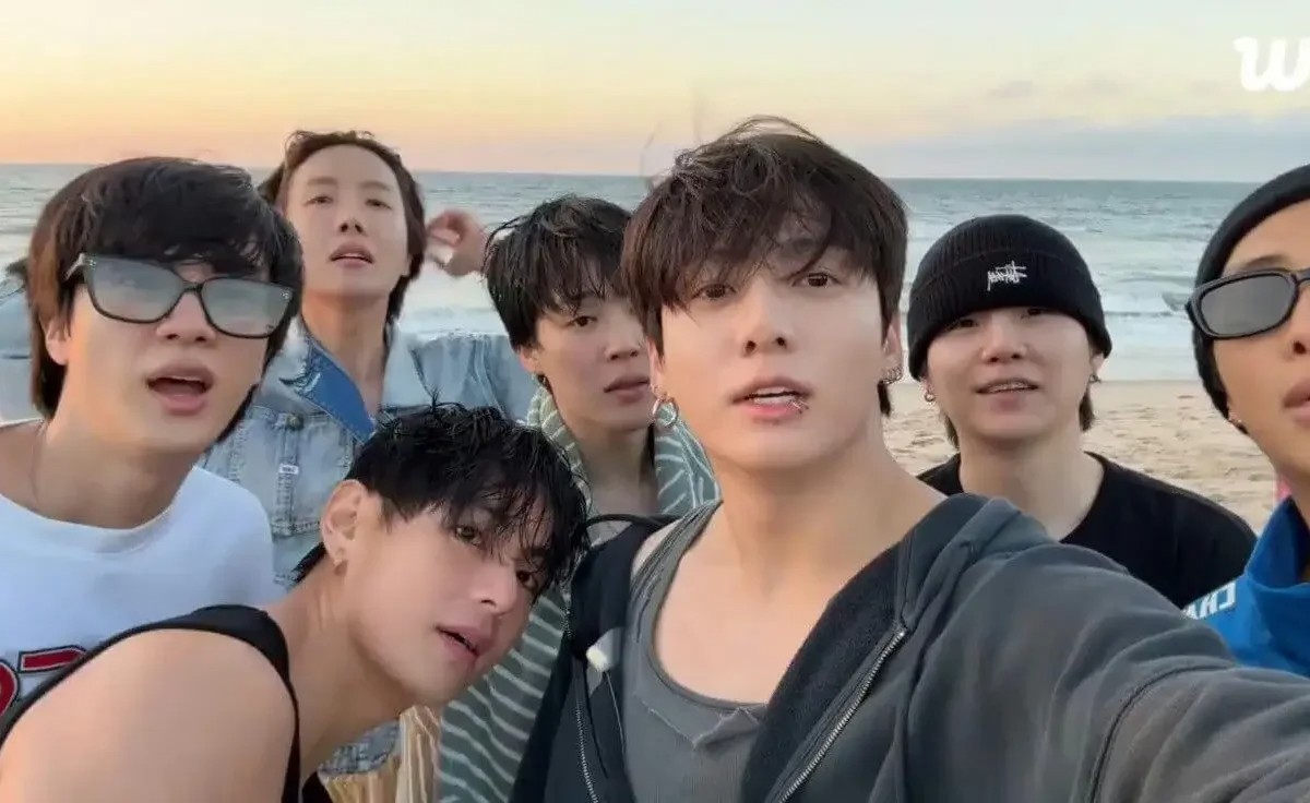 Jimin Tanpa Baju dan V Peluk Jin! Momen Kocak BTS Reuni Live dari Pantai LA Isyaratkan Comeback 2026?