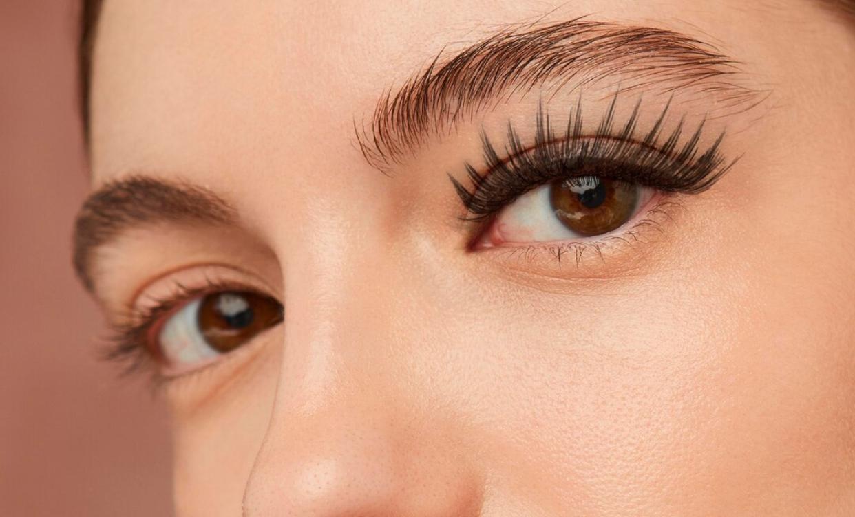 Ingin Bulu Mata Panjang dan Tebal? Kenali Manfaat Lash Serum dan Tips Perawatannya