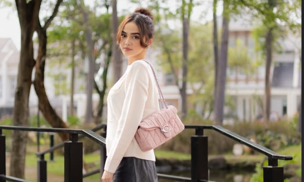 Inspirasi OOTD ala Syifa Hadju: Padukan Pastel Knits dan Combat Boots, Bikin Tampilan Makin Catchy!
